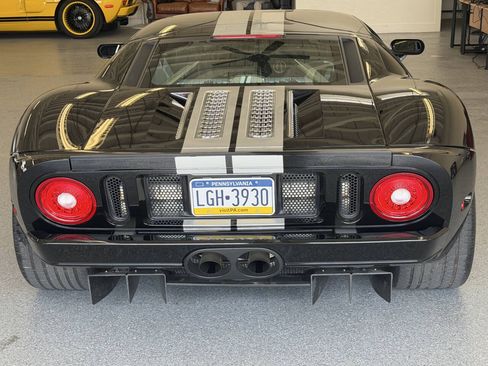 Used 2005 Ford GT RWD image 19