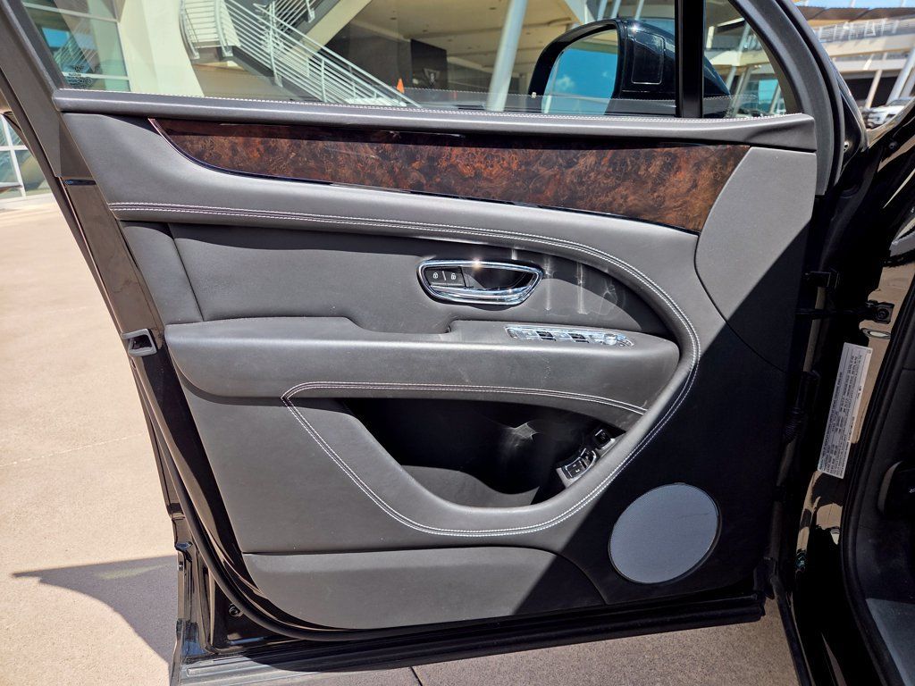 Used 2021 Bentley Bentayga AWD/4WD image 4