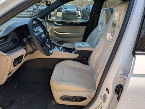 New 2026 Jeep Grand Cherokee Limited AWD/4WD image 9