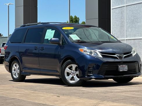 Certified 2018 Toyota Sienna LE w/ Carpet Mat Package FWD image 2
