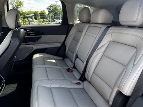 Used 2025 Lincoln Nautilus Premier AWD/4WD image 9