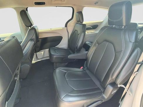 Used 2024 Chrysler Pacifica Touring-L FWD image 19