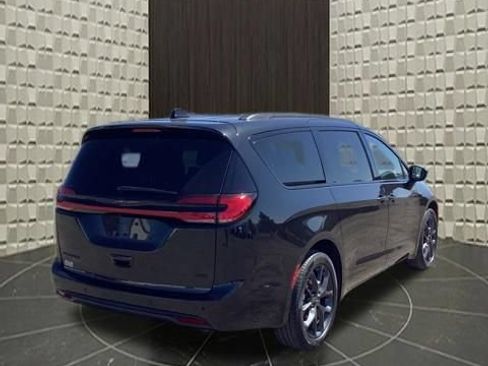 Certified 2023 Chrysler Pacifica Touring-L w/ S Appearance Package AWD/4WD image 5