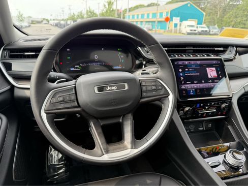 Used 2023 Jeep Grand Cherokee 4WD 4xe w/ Luxury Tech Group II image 27