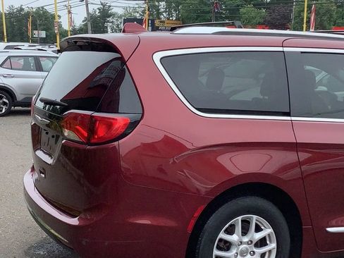 Used 2020 Chrysler Pacifica Touring-L image 5