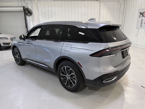 Used 2024 Lincoln Nautilus Premier image 3