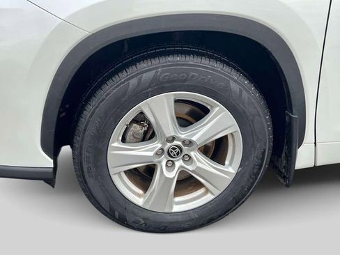 Certified 2023 Toyota Highlander LE image 14