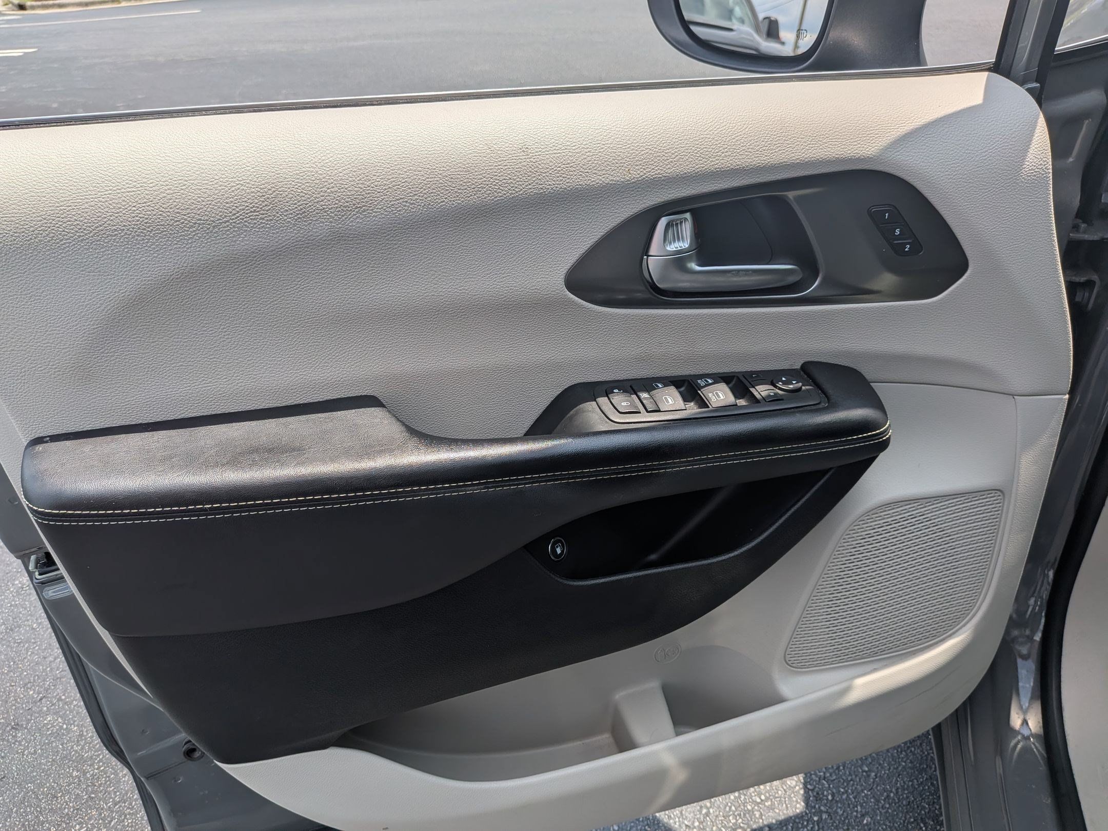 Used 2023 Chrysler Pacifica Touring-L FWD image 10