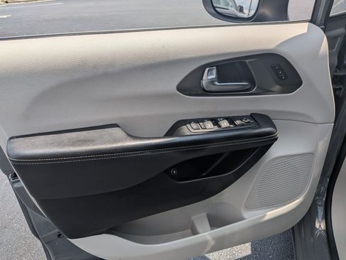 Used 2023 Chrysler Pacifica Touring-L FWD image 10