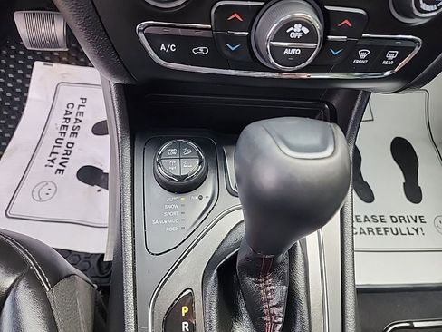 Used 2019 Jeep Cherokee Trailhawk w/ Cold Weather Group AWD/4WD image 20