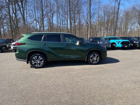Used 2023 Toyota Highlander XLE image 12