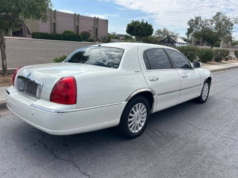 Used 2004 Lincoln Town Car Signature RWD image 3