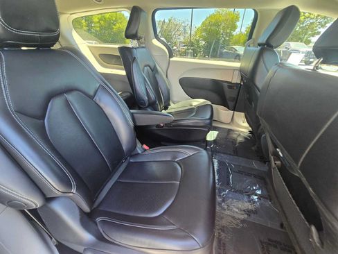 Used 2023 Chrysler Pacifica Touring-L FWD image 12