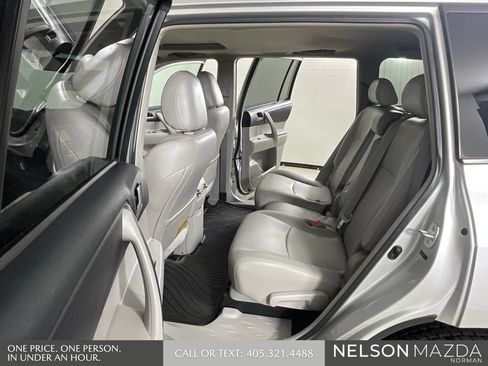 Used 2013 Toyota Highlander SE FWD image 12