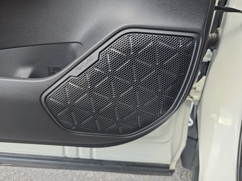 Used 2021 Toyota RAV4 LE AWD/4WD image 15