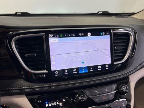 Used 2024 Chrysler Pacifica Limited image 28