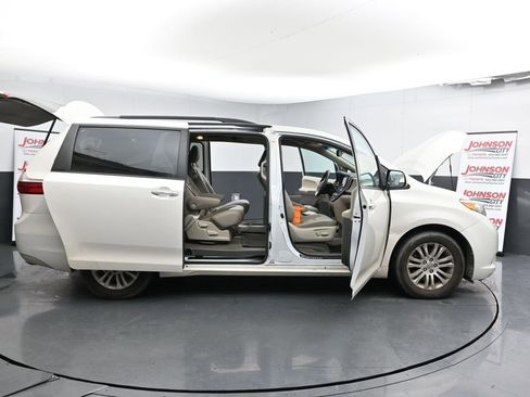 Used 2017 Toyota Sienna XLE image 27