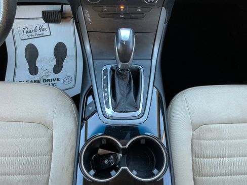 Used 2017 Ford Edge SE image 19