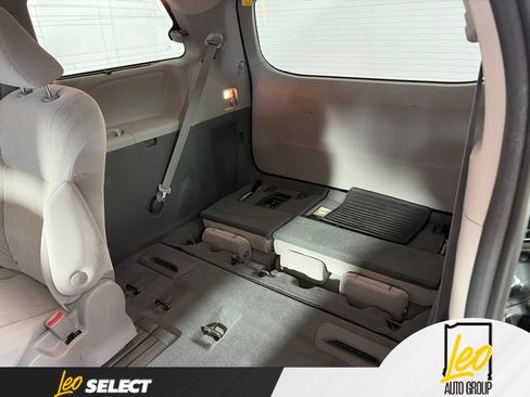 Used 2020 Toyota Sienna LE w/ LE Preferred Package FWD image 11