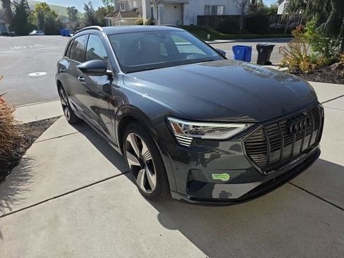 Used 2023 Audi e-tron Premium Plus w/ Premium Plus Package image 3