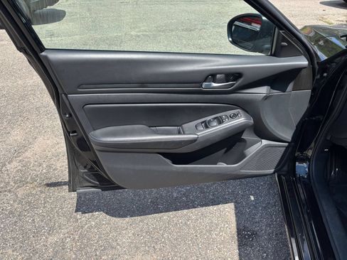 Used 2025 Nissan Altima 2.5 SV FWD image 18