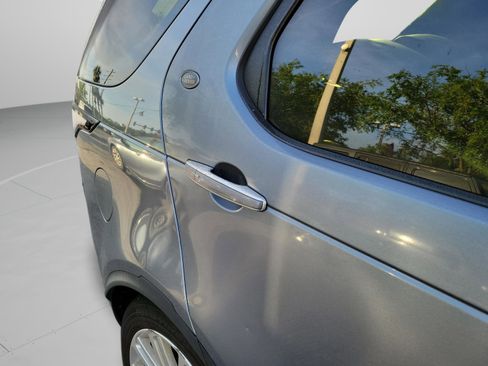 Used 2018 Land Rover Discovery HSE Luxury image 16