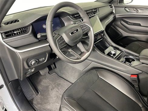 New 2025 Jeep Grand Cherokee Altitude image 2