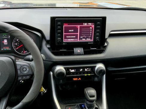 Used 2021 Toyota RAV4 LE image 7