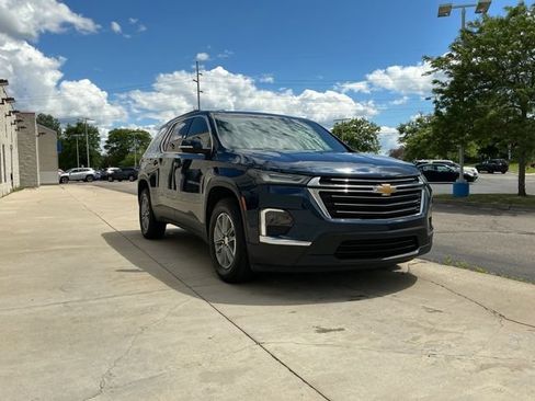 Used 2023 Chevrolet Traverse LT FWD image 9