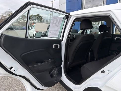 Certified 2025 Hyundai Venue SE image 30