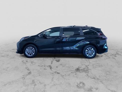 Used 2026 Toyota Sienna LE FWD image 7