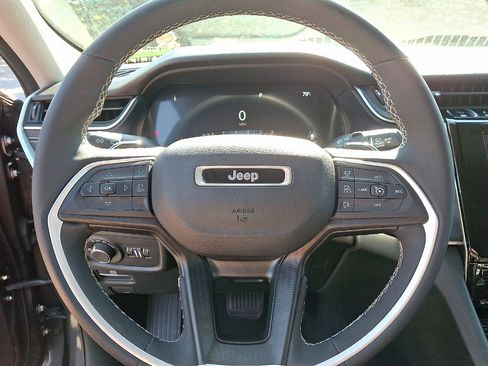 Certified 2023 Jeep Grand Cherokee Laredo w/ Luxury Tech Group I AWD/4WD image 8
