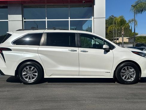 Used 2021 Toyota Sienna XLE w/ XLE Plus Package image 4