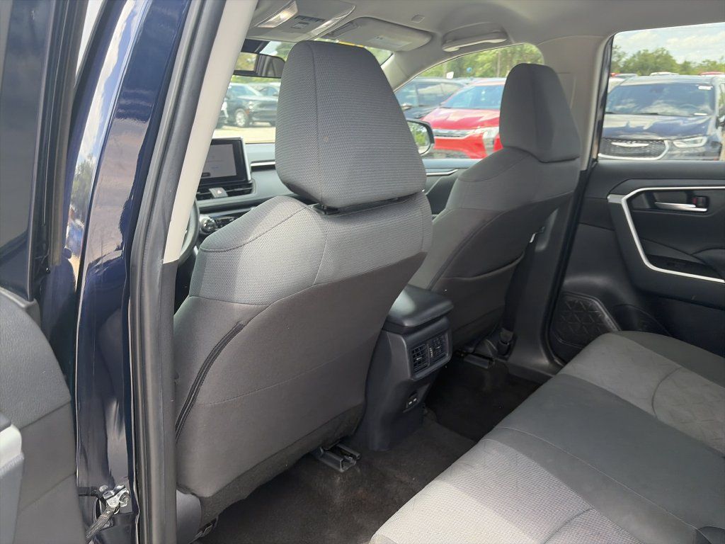 Used 2025 Toyota RAV4 XLE FWD image 28
