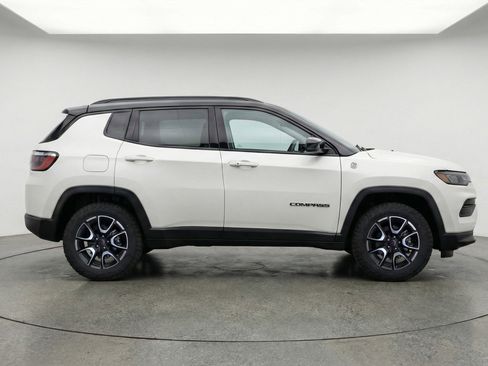 Used 2025 Jeep Compass Trailhawk image 11