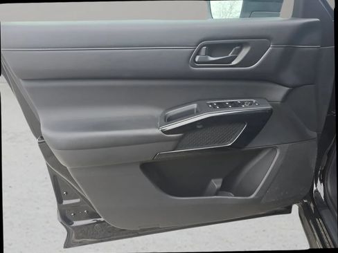 Used 2023 Nissan Pathfinder S image 9