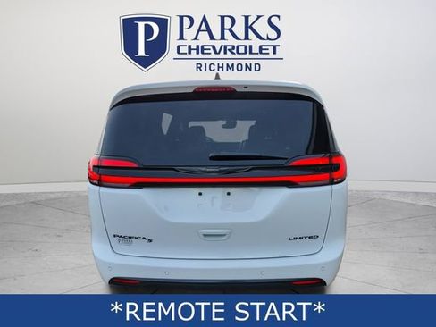 Used 2025 Chrysler Pacifica Limited image 7