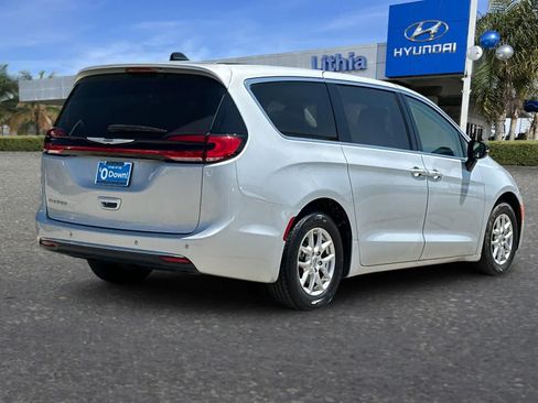 Used 2024 Chrysler Pacifica Touring-L FWD image 3