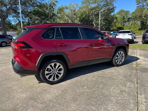 Used 2021 Toyota RAV4 XLE Premium FWD image 3