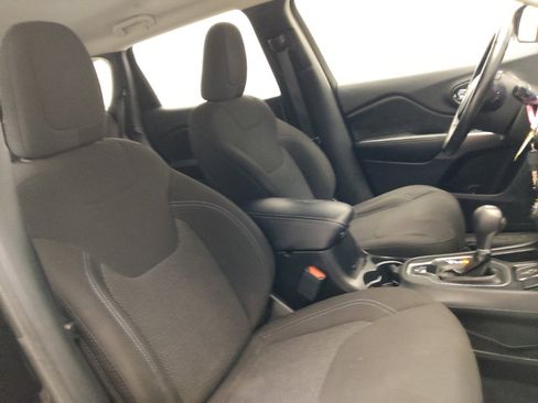 Used 2019 Jeep Cherokee Latitude w/ Cold Weather Group FWD image 21
