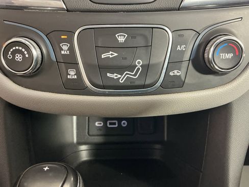 Used 2020 Chevrolet Equinox LS image 41