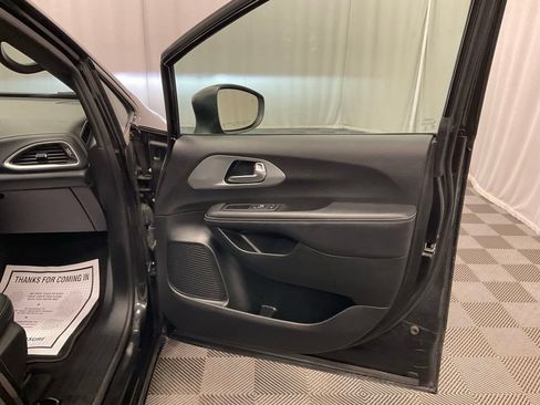 Used 2023 Chrysler Pacifica Touring-L w/ S Appearance Package FWD image 29