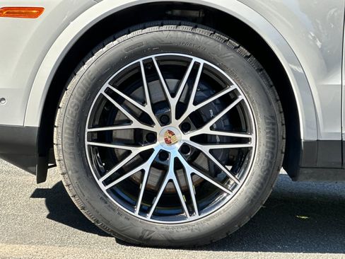 Certified 2025 Porsche Cayenne AWD/4WD image 31