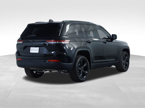 Used 2024 Jeep Grand Cherokee Altitude RWD image 13