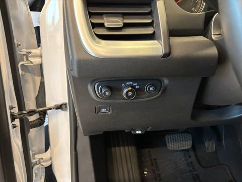 Used 2024 GMC Terrain SLT image 16