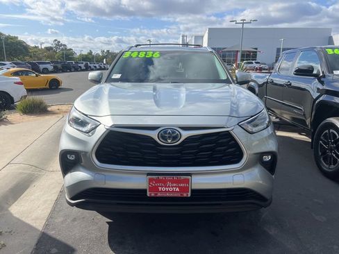 Certified 2021 Toyota Highlander XLE FWD image 1