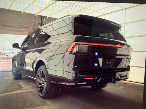 Used 2025 Lincoln Navigator L Reserve w/ Jet Appearance Package AWD/4WD image 10