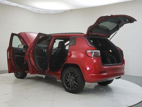 Used 2022 Jeep Compass Limited image 11