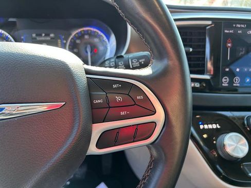 Certified 2018 Chrysler Pacifica Touring-L image 15