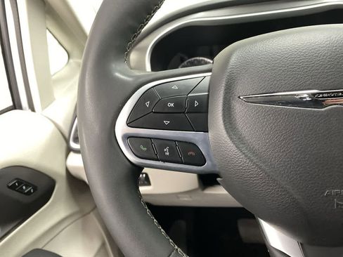 Used 2024 Chrysler Pacifica Touring-L FWD image 22